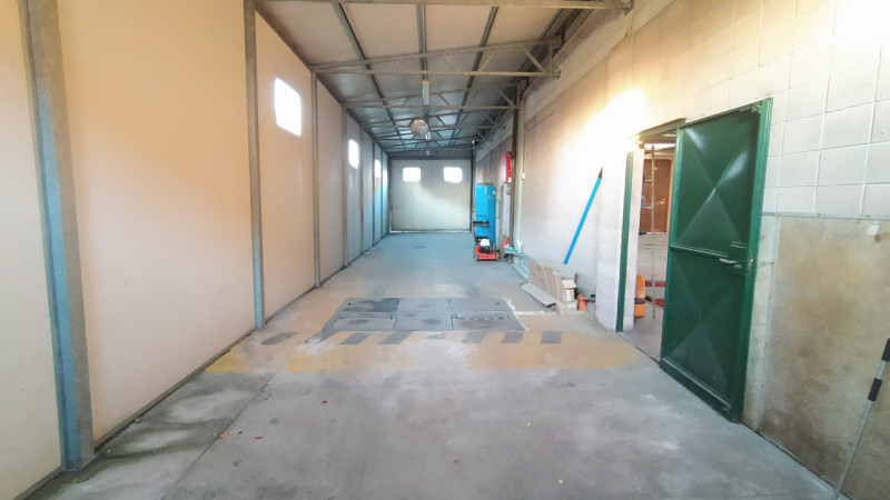 Proponiamo una soluzione rara nel quartiere Paltana, caratterizzata dalla presenza di due capanno...