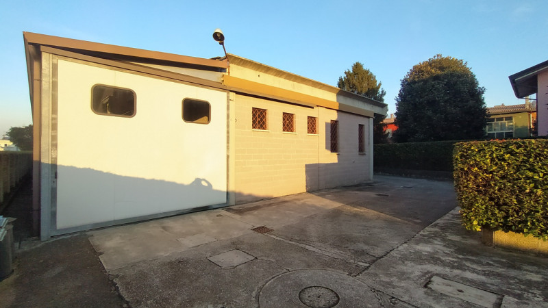 Proponiamo una soluzione rara nel quartiere Paltana, caratterizzata dalla presenza di due capanno...