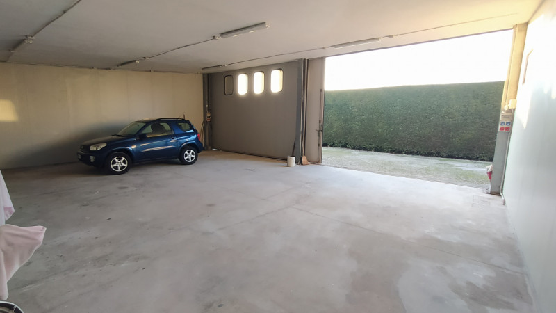 Proponiamo una soluzione rara nel quartiere Paltana, caratterizzata dalla presenza di due capanno...