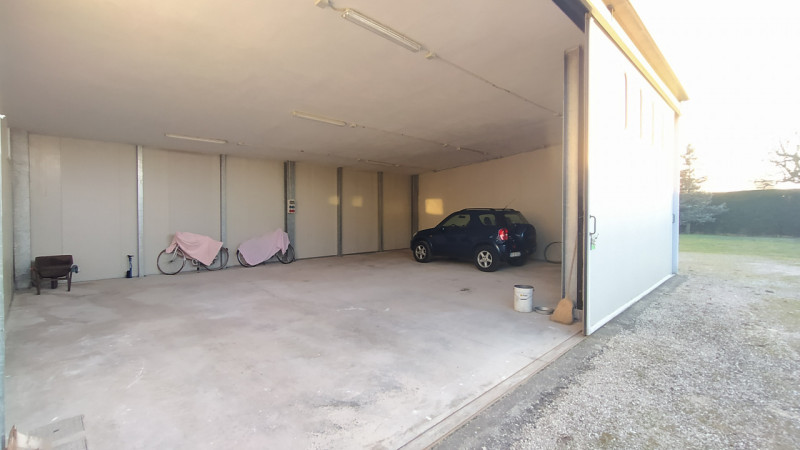 Proponiamo una soluzione rara nel quartiere Paltana, caratterizzata dalla presenza di due capanno...