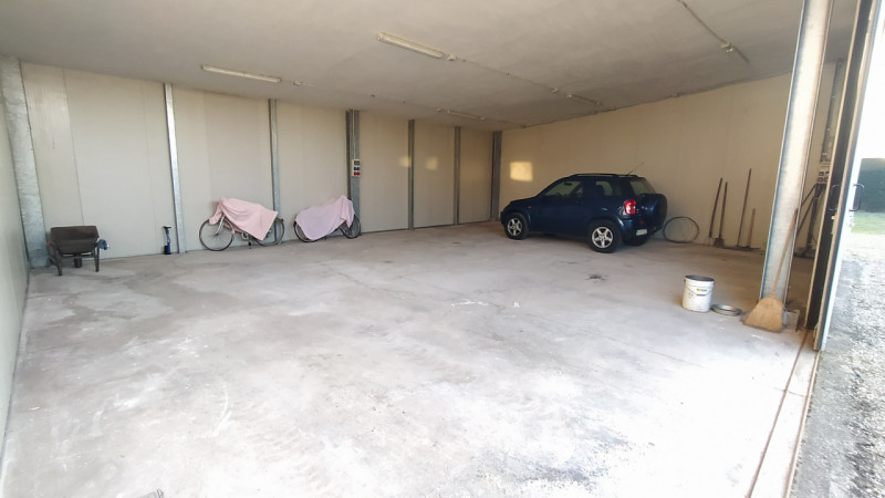 Proponiamo una soluzione rara nel quartiere Paltana, caratterizzata dalla presenza di due capanno...