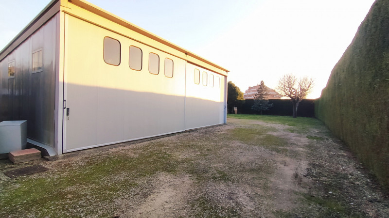Proponiamo una soluzione rara nel quartiere Paltana, caratterizzata dalla presenza di due capanno...