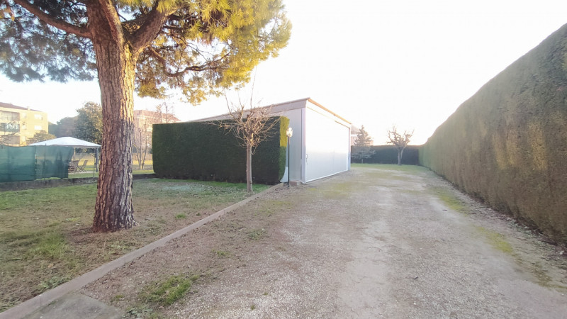 Proponiamo una soluzione rara nel quartiere Paltana, caratterizzata dalla presenza di due capanno...