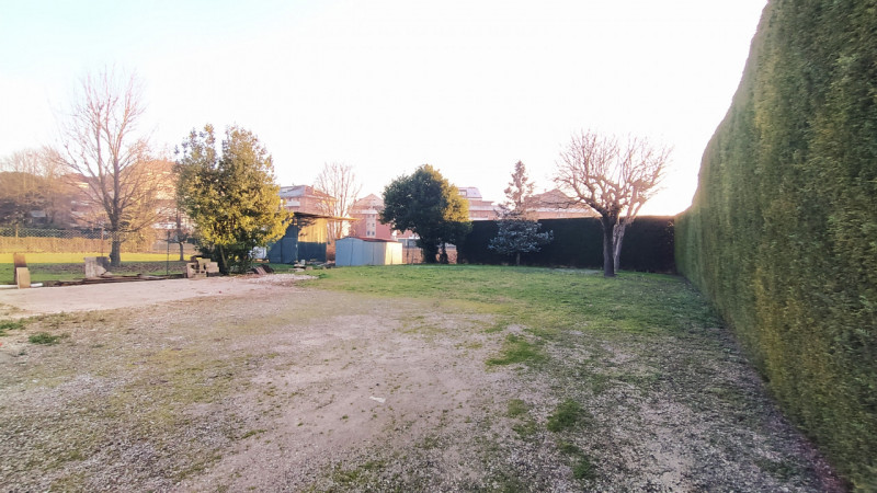 Proponiamo una soluzione rara nel quartiere Paltana, caratterizzata dalla presenza di due capanno...