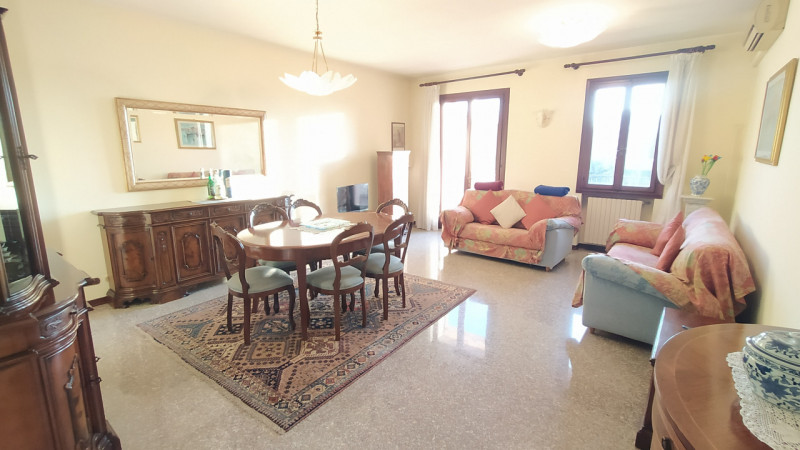 Proponiamo una soluzione rara nel quartiere Paltana, caratterizzata dalla presenza di due capanno...