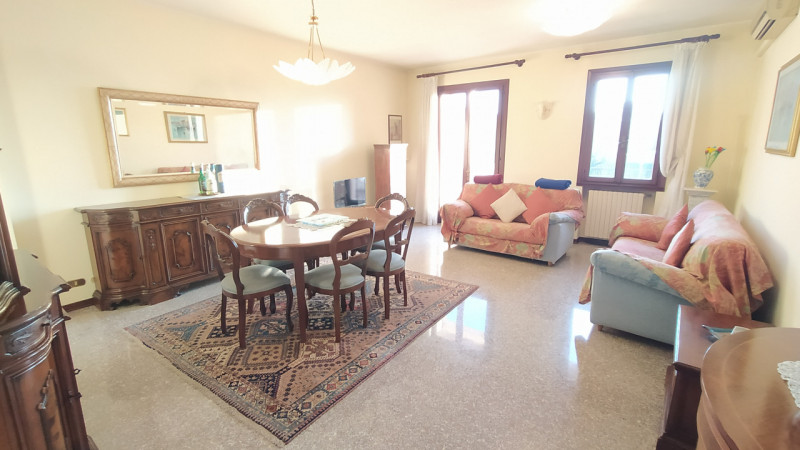 Proponiamo una soluzione rara nel quartiere Paltana, caratterizzata dalla presenza di due capanno...