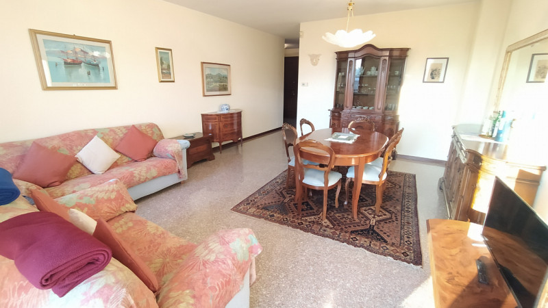 Proponiamo una soluzione rara nel quartiere Paltana, caratterizzata dalla presenza di due capanno...