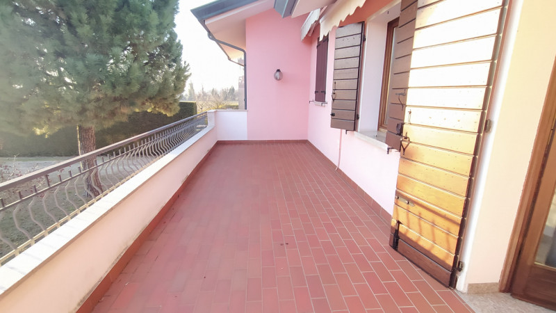 Proponiamo una soluzione rara nel quartiere Paltana, caratterizzata dalla presenza di due capanno...