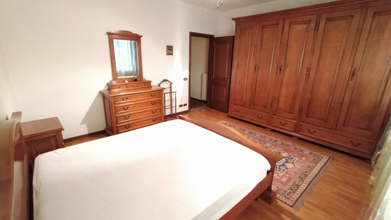 Proponiamo una soluzione rara nel quartiere Paltana, caratterizzata dalla presenza di due capanno...