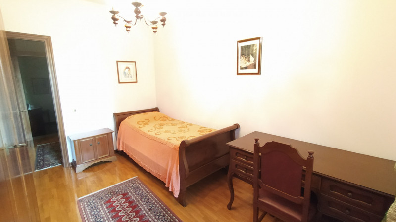 Proponiamo una soluzione rara nel quartiere Paltana, caratterizzata dalla presenza di due capanno...