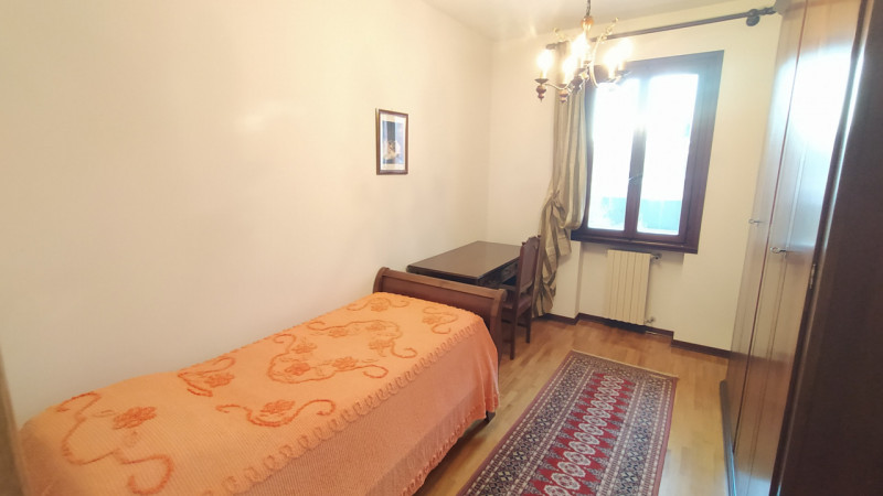Proponiamo una soluzione rara nel quartiere Paltana, caratterizzata dalla presenza di due capanno...