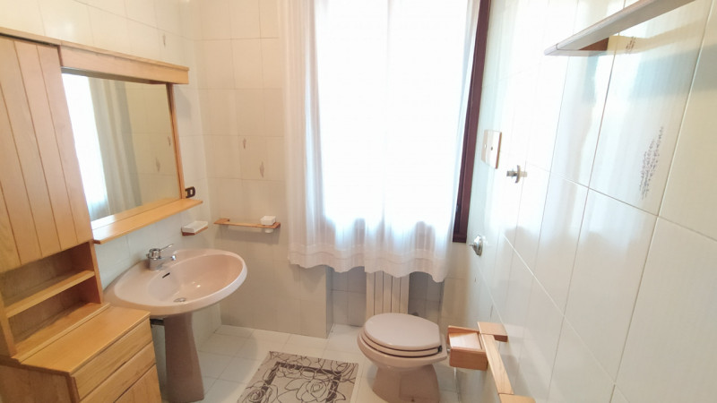 Proponiamo una soluzione rara nel quartiere Paltana, caratterizzata dalla presenza di due capanno...