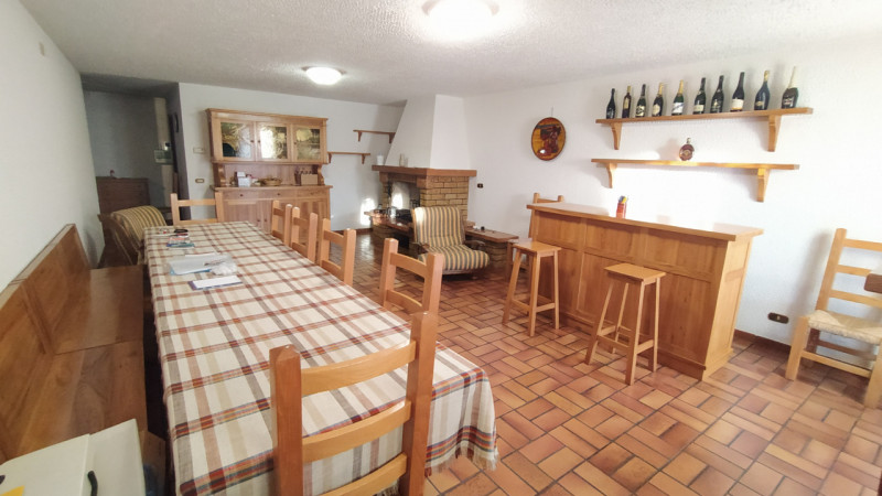 Proponiamo una soluzione rara nel quartiere Paltana, caratterizzata dalla presenza di due capanno...