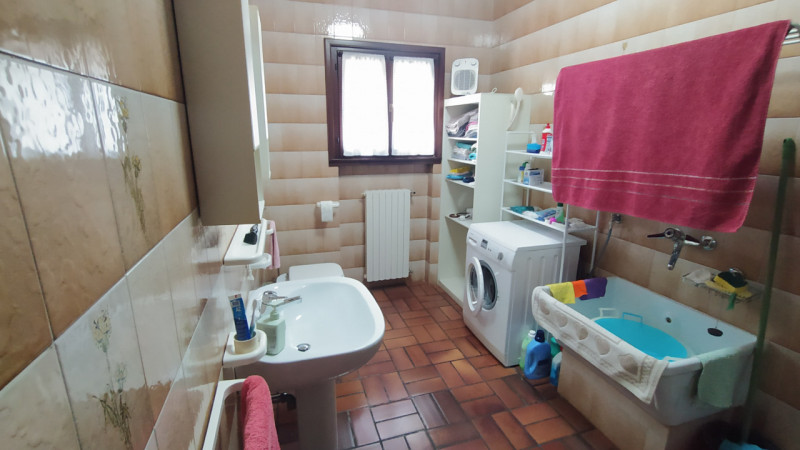 Proponiamo una soluzione rara nel quartiere Paltana, caratterizzata dalla presenza di due capanno...