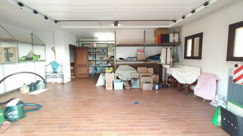 Proponiamo una soluzione rara nel quartiere Paltana, caratterizzata dalla presenza di due capanno...