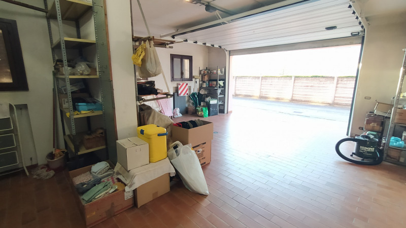 Proponiamo una soluzione rara nel quartiere Paltana, caratterizzata dalla presenza di due capanno...