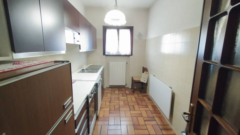 Proponiamo una soluzione rara nel quartiere Paltana, caratterizzata dalla presenza di due capanno...