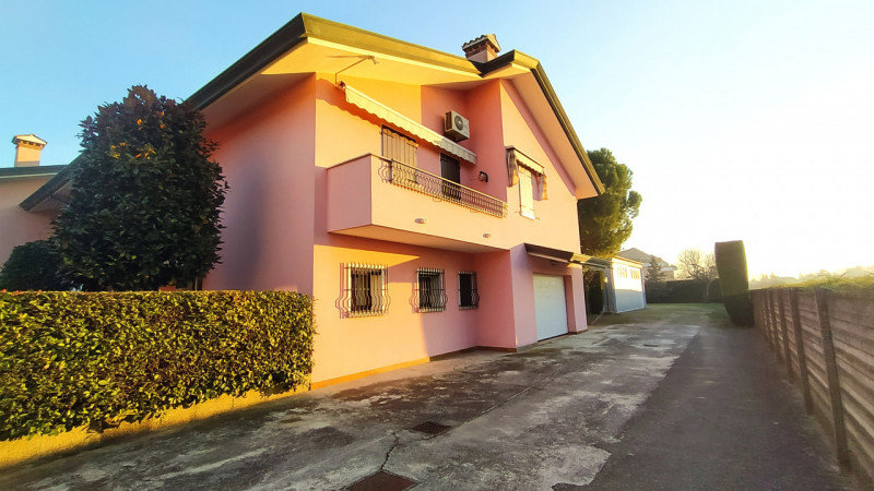 Proponiamo una soluzione rara nel quartiere Paltana, caratterizzata dalla presenza di due capanno...
