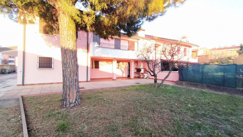 Proponiamo una soluzione rara nel quartiere Paltana, caratterizzata dalla presenza di due capanno...