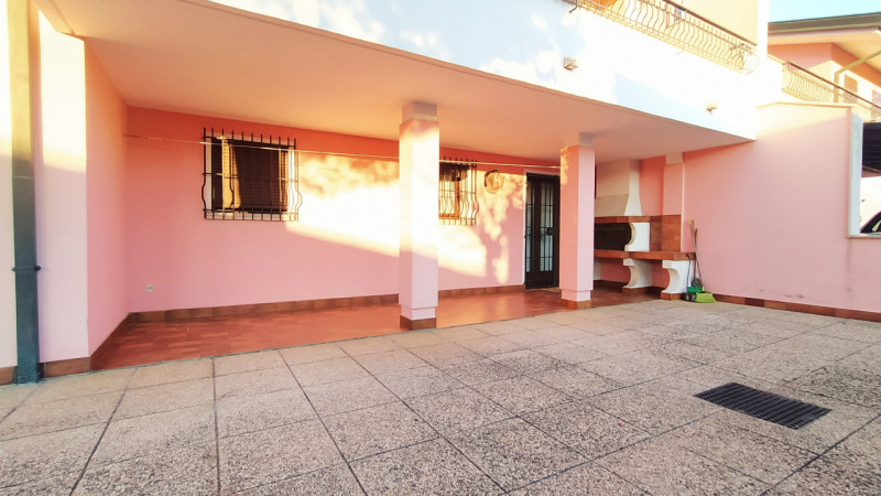 Proponiamo una soluzione rara nel quartiere Paltana, caratterizzata dalla presenza di due capanno...