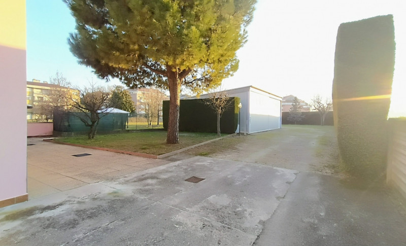 Proponiamo una soluzione rara nel quartiere Paltana, caratterizzata dalla presenza di due capanno...