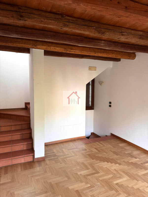 Rif: DB368
X INFO - Denis: 340. 254. 0785 
Proponiamo in vendita una splendida casa a schiera cen...