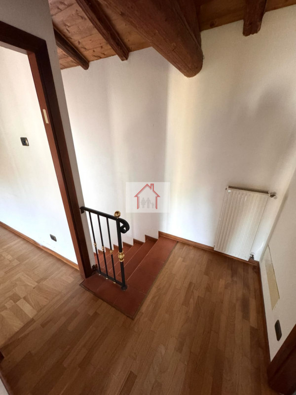 Rif: DB368
X INFO - Denis: 340. 254. 0785 
Proponiamo in vendita una splendida casa a schiera cen...