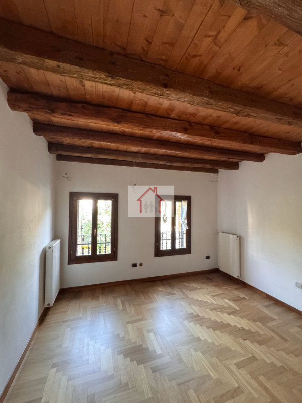 Rif: DB368
X INFO - Denis: 340. 254. 0785 
Proponiamo in vendita una splendida casa a schiera cen...