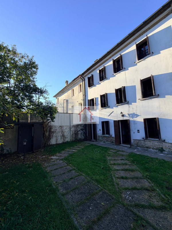 Rif: DB368
X INFO - Denis: 340. 254. 0785 
Proponiamo in vendita una splendida casa a schiera cen...