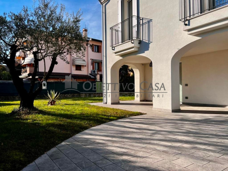 Riferimento: F700 - A pochi passi dai principali servizi di Albignasego, proponiamo in vendita un...