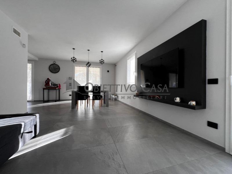 Riferimento: F700 - A pochi passi dai principali servizi di Albignasego, proponiamo in vendita un...