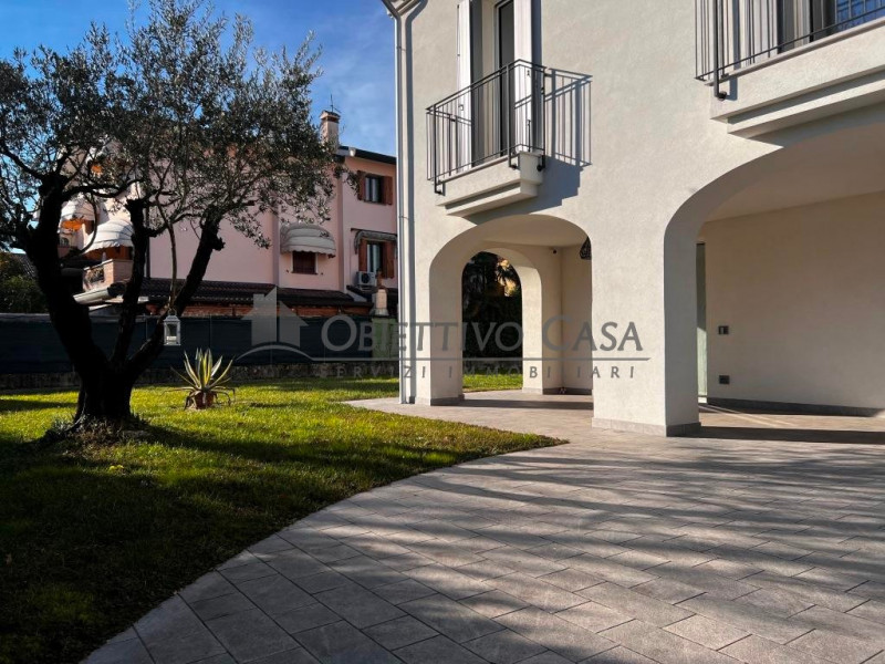 Riferimento: F700 - A pochi passi dai principali servizi di Albignasego, proponiamo in vendita un...