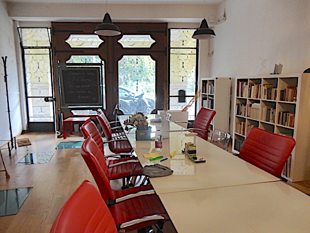 In un elegante palazzo è disponibile un bellissimo ufficio, distribuito in due livelli, e compost...