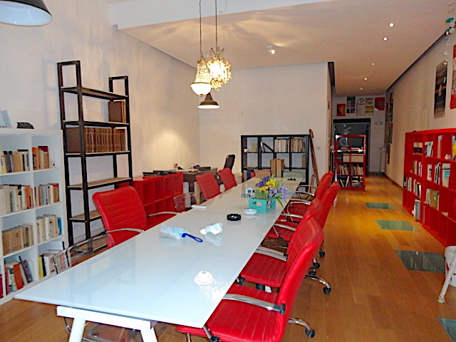 In un elegante palazzo è disponibile un bellissimo ufficio, distribuito in due livelli, e compost...