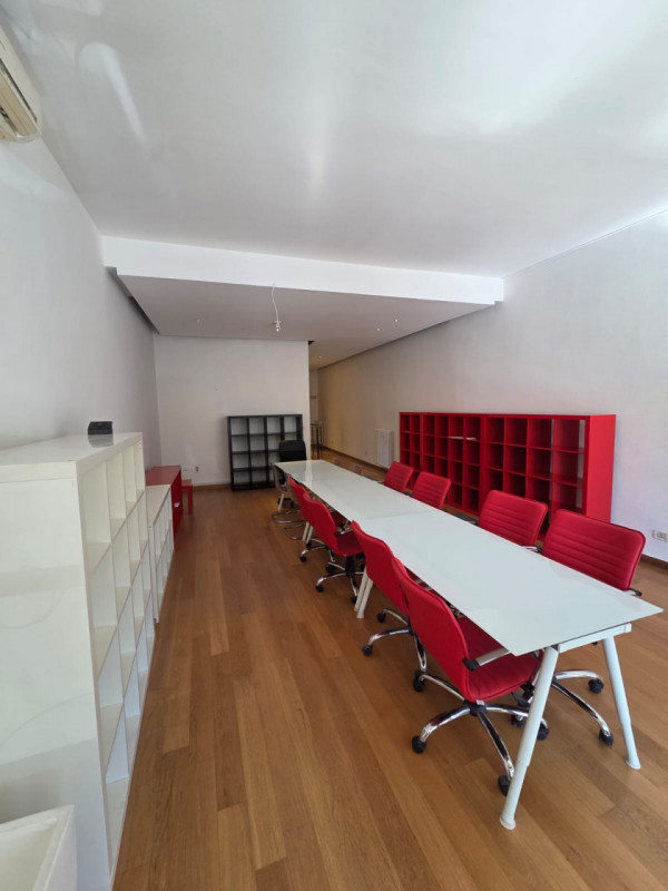 In un elegante palazzo è disponibile un bellissimo ufficio, distribuito in due livelli, e compost...