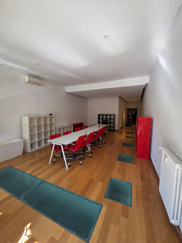 In un elegante palazzo è disponibile un bellissimo ufficio, distribuito in due livelli, e compost...