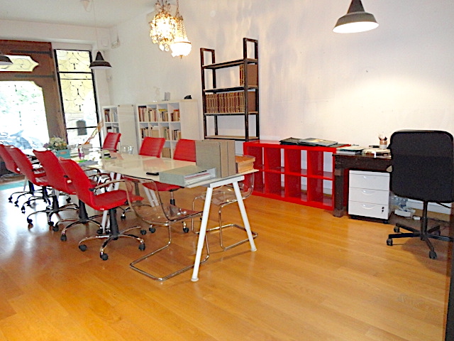 In un elegante palazzo è disponibile un bellissimo ufficio, distribuito in due livelli, e compost...