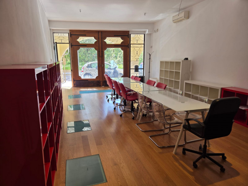 In un elegante palazzo è disponibile un bellissimo ufficio, distribuito in due livelli, e compost...