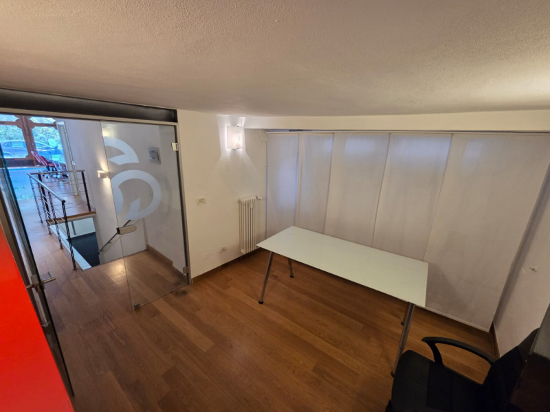 In un elegante palazzo è disponibile un bellissimo ufficio, distribuito in due livelli, e compost...