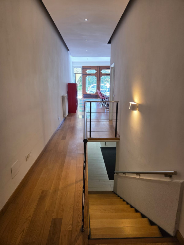 In un elegante palazzo è disponibile un bellissimo ufficio, distribuito in due livelli, e compost...