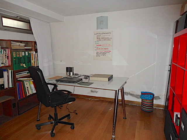 In un elegante palazzo è disponibile un bellissimo ufficio, distribuito in due livelli, e compost...