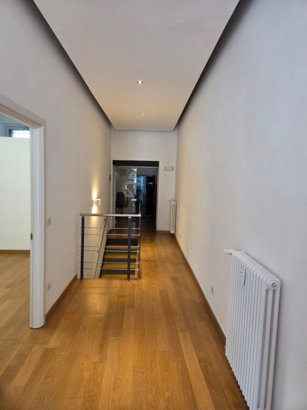 In un elegante palazzo è disponibile un bellissimo ufficio, distribuito in due livelli, e compost...