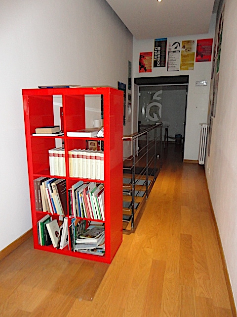 In un elegante palazzo è disponibile un bellissimo ufficio, distribuito in due livelli, e compost...