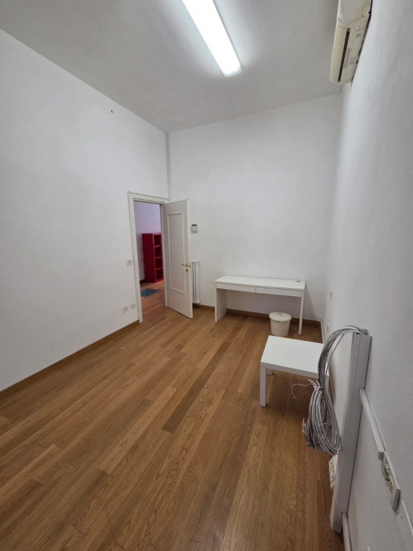 In un elegante palazzo è disponibile un bellissimo ufficio, distribuito in due livelli, e compost...