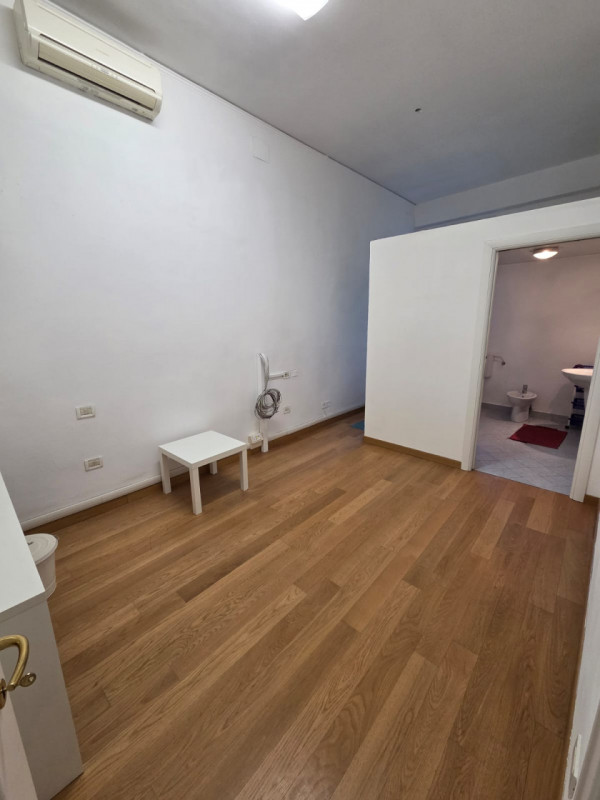 In un elegante palazzo è disponibile un bellissimo ufficio, distribuito in due livelli, e compost...