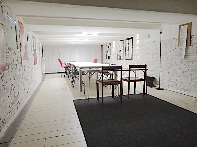 In un elegante palazzo è disponibile un bellissimo ufficio, distribuito in due livelli, e compost...