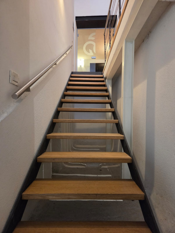 In un elegante palazzo è disponibile un bellissimo ufficio, distribuito in due livelli, e compost...