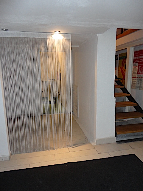 In un elegante palazzo è disponibile un bellissimo ufficio, distribuito in due livelli, e compost...