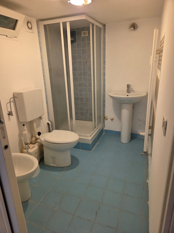 In un elegante palazzo è disponibile un bellissimo ufficio, distribuito in due livelli, e compost...