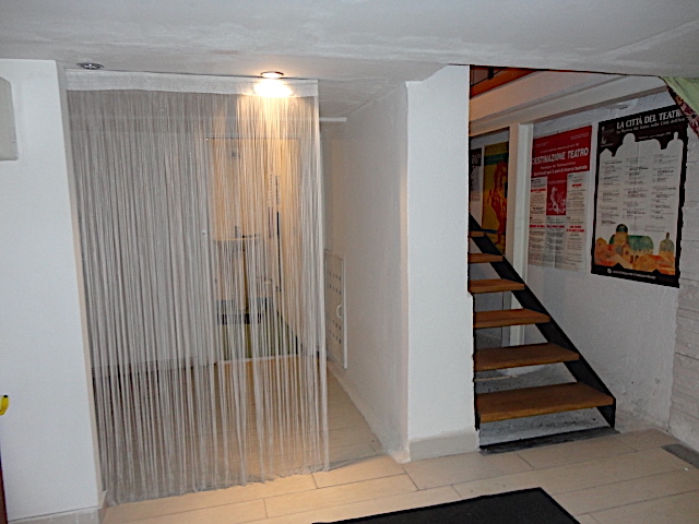 In un elegante palazzo è disponibile un bellissimo ufficio, distribuito in due livelli, e compost...